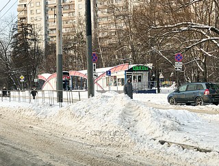 Неубранный снежный вал на проезжей части и тротуаре дублера Можайского шоссе в районе дома №67 рядом с автобусной остановкой