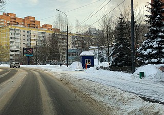 Неубранный снежный вал на дороге, улица Ново-Спортивная в районе дома, №4к3
