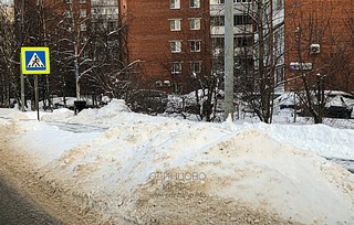 Неубранный снежный вал на проезжей части и тротуаре, улица Ново-Спортивная в районе дома, №18к1