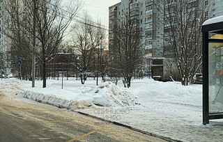 Несанкционированная свалка грязных снежных отходов, содержащих антигололёдные реагенты на тротуаре возле автобусной остановки, улица Говорова, рядом с домом №8