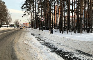 Неубранный снежный вал на проезжей части и тротуаре, улица Говорова в районе дома 24