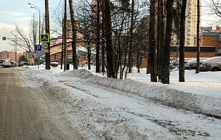 Неубранный снежный вал на проезжей части и тротуаре, улица Говорова в районе дома 24
