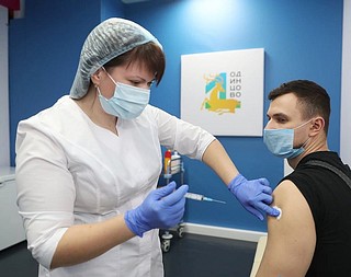 В пункт уже приходят первые желающие сделать прививку
