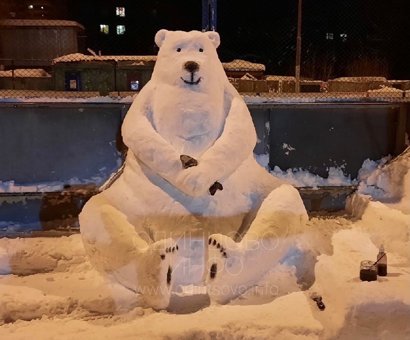Огромная скульптура медведя из снега появилась в Перми