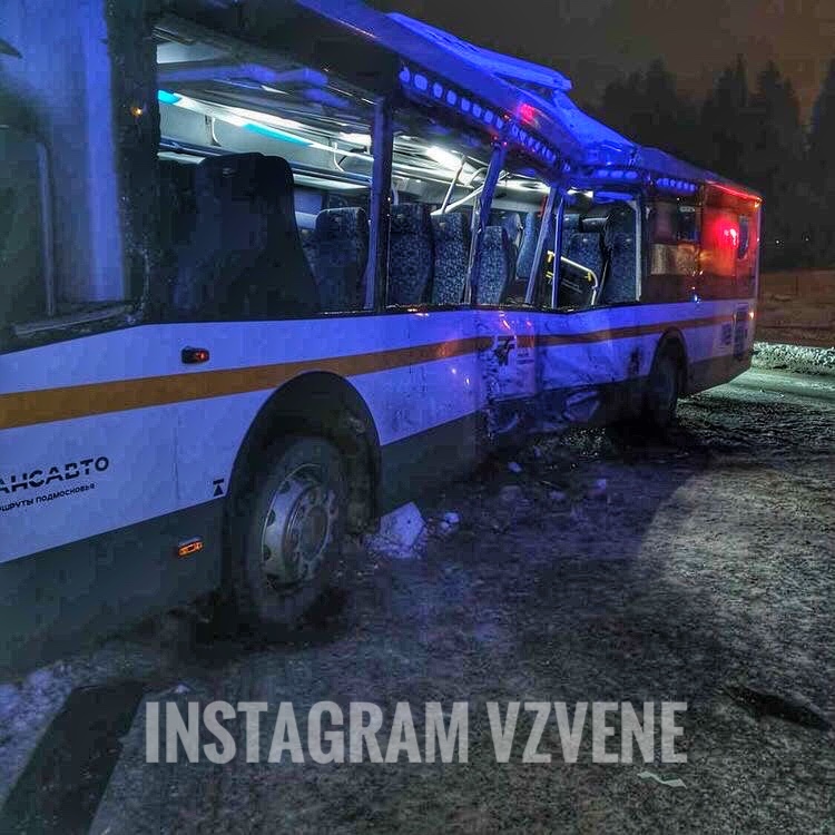 Боковая часть автобуса после столкновения, Три человека пострадали в ДТП с участием грузовика и автобуса в Одинцовском округе