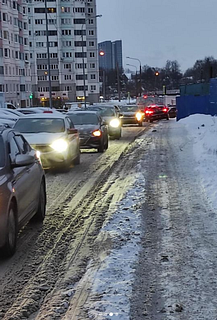 Автомобили пытаются разъехаться на участке 2-я Советская — улица Чистяковой