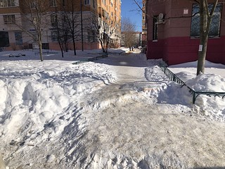 Из-за халатного отношения чиновников к уборке свежевыпавшего снега сформировался толстый слой уплотнённого снега и «бугры» наледи