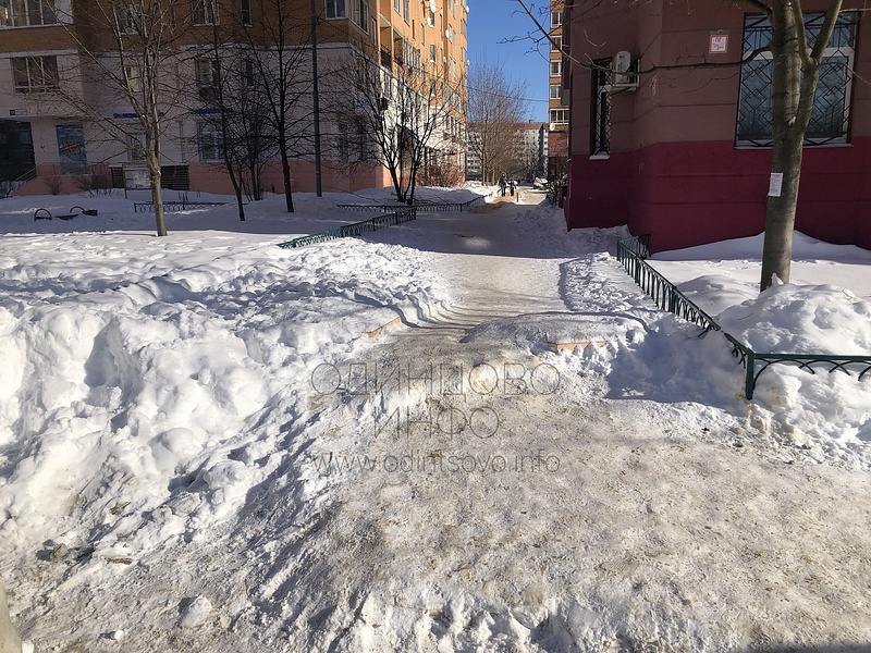 Из-за халатного отношения чиновников к уборке свежевыпавшего снега сформировался толстый слой уплотнённого снега и «бугры» наледи, Последствия затяжного снегопада в Одинцово