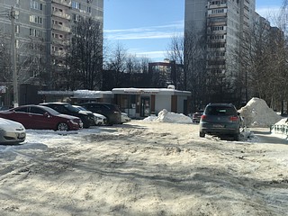 Проезды покрыты снежными буграми, свалка снега выше человеческого роста, бульвар Маршала Крылова, 8