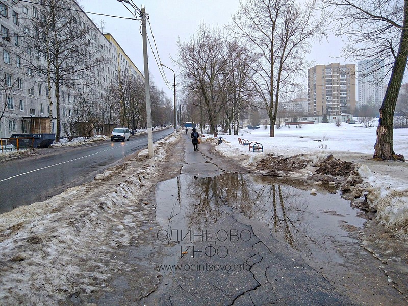 Комсомольская, 16, Лужи из-за таяния снежных навалов на тротуарах в 8-м микрорайоне Одинцово