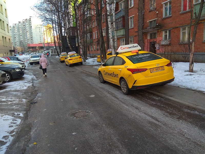 Машины такси стоят и на тротуаре, и на площадках возле подъездных дверей, Одинцовец продолжает жить в пятиэтажке, захваченной мигрантами
