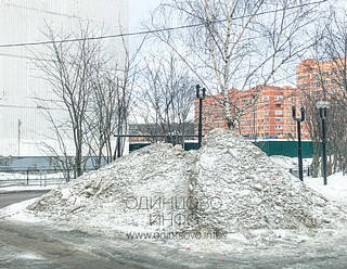 Снежные навалы у дома № 38 на улице Говорова