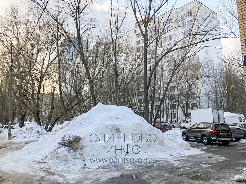Снежные навалы у дома № 8 на Союзной улице, Снежные навалы в Одинцово