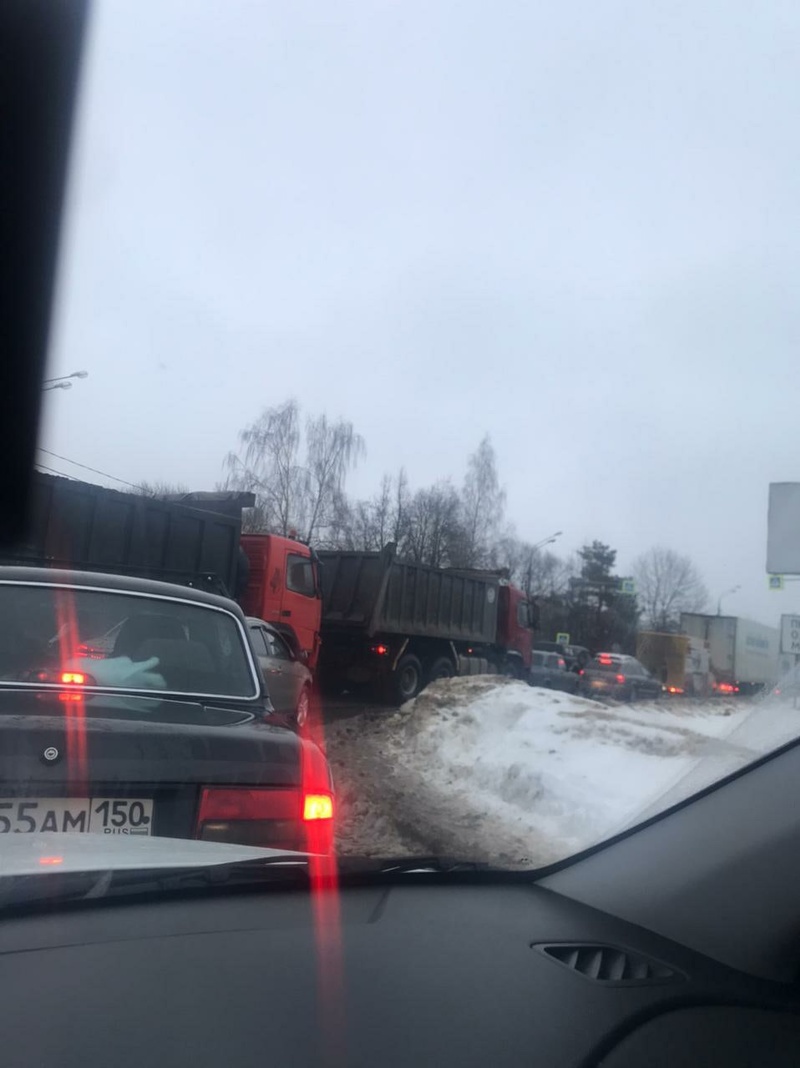 Поток грузовиков на дорогах, Собянин пообещал сделать постоянными ограничения для транзитных грузовиков