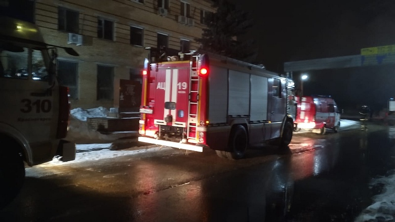 Пожарные машины на месте происшествия, Крупный пожар произошёл на заводе в 8-м микрорайоне Одинцово
