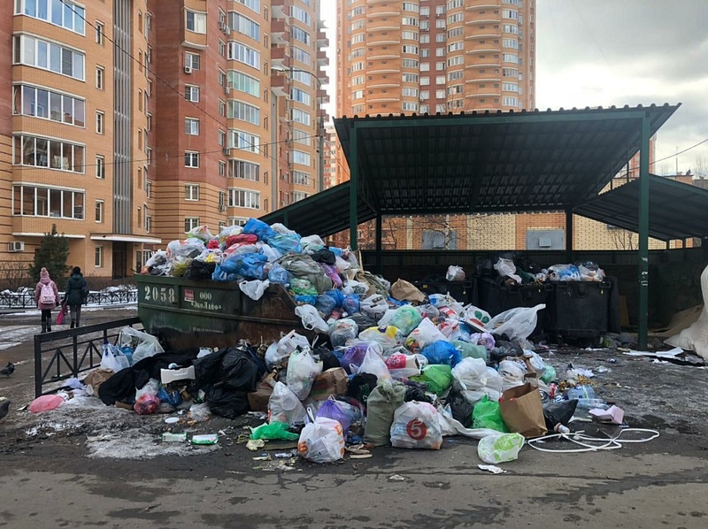23 марта, контейнерная площадка у дома № 39 на Вокзальной улице Одинцово, Одинцовский округ вторую неделю остаётся лидером Подмосковья по числу жалоб на вывоз мусора