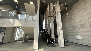Эскалаторы и лестницы в надземном терминале