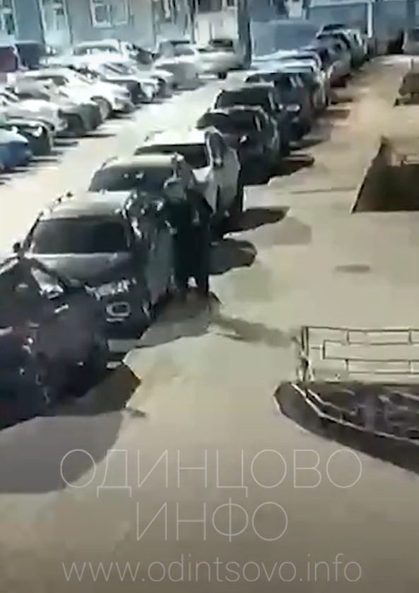 Мужчина бьёт по одному из автомобилей в ЖК «Одинбург», Апрель