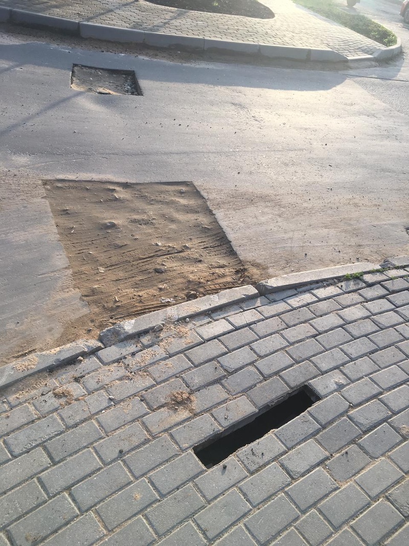 Провалилась брусчатка тротуара, Последствия торгового вероломства в «Гусарской балладе»: ямы на дороге и провал брусчатки тротуара