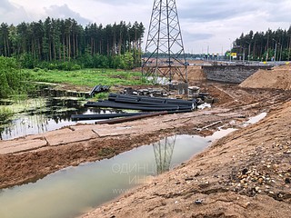 Брошенная Министерством транспорта и дорожной инфраструктуры Московской области и подрядчиком «Стройтрансгаз» строительная площадка