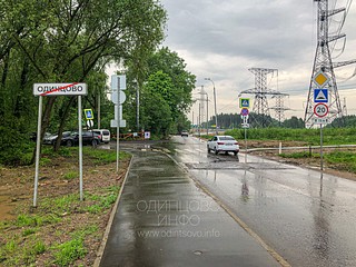 На выезде из Трёхгорки по улице Советская отсутствуют информационные щиты приближения к платной дороге, водители слишком поздно понимают, что попали в ловушку, у ПВП развернуться нельзя