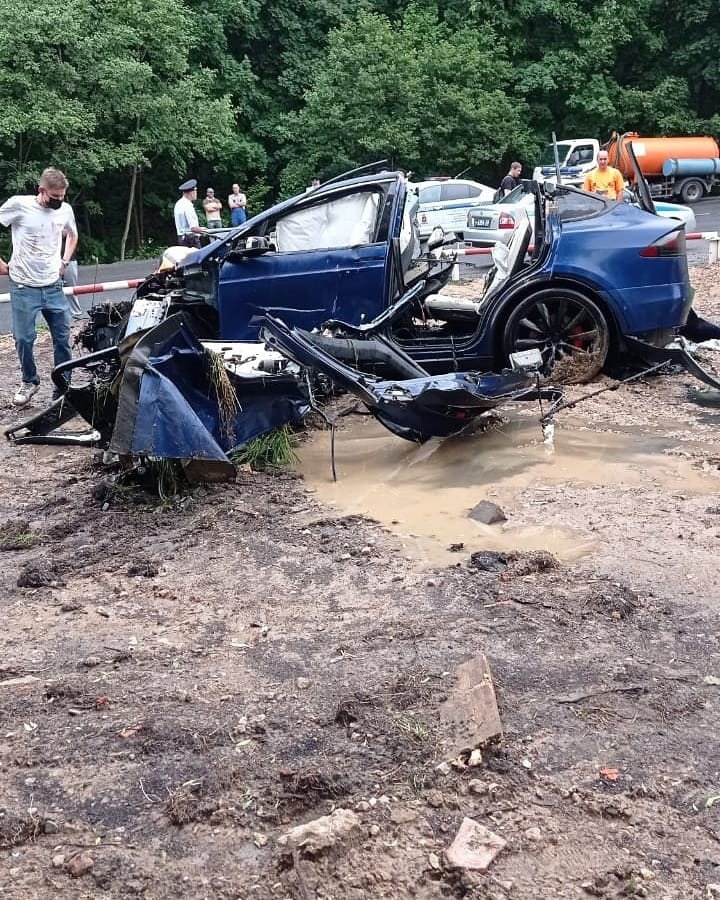 В Барвихе утопили автомобиль Tesla