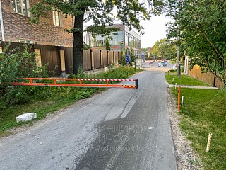 Основание шлагбаума установлено на примыкающем к проезжей части земельном участке и замаскировано плоскостями забора