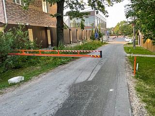 Основание шлагбаума установлено на примыкающем к проезжей части земельном участке и замаскировано плоскостями забора