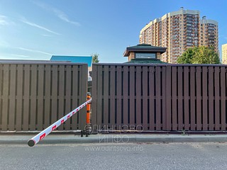 Механизм шлагбаума установлен на частной территории за забором, но перекрывает автомобильную дорогу общего пользования, 1-я Советская улица, Одинцово