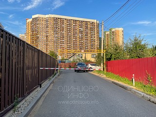 Механизм шлагбаума установлен на примыкающей к проезжей части земельном участке и замаскирован плоскостями забора, 1-я Советская улица, Одинцово