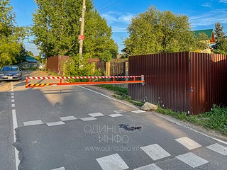 Механизм шлагбаума установлен на примыкающей к проезжей части земельном участке и замаскирован плоскостями забора, 1-я Советская улица, Одинцово