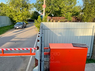 Механизм шлагбаума установлен на примыкающей к проезжей части земельном участке и замаскирован плоскостями забора, 1-я Советская улица, Одинцово