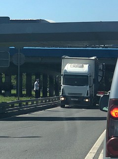 Грузовик застрял под мостом на Рублёво-Успенском шоссе