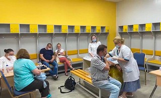 Массовая вакцинация от коронавируса в раздевалке стадиона: опрос врача, замер температуры и давления. Если нет противопоказаний — прививка