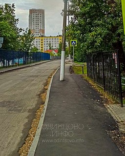 Рядом со входом в школу незначительно увеличили площадь тротуара