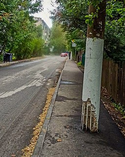 Основание одного из столбов в плохом состоянии
