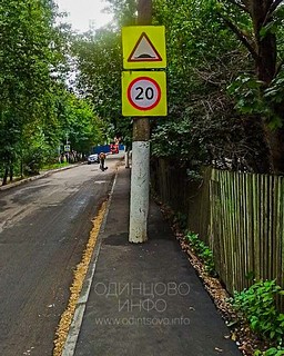 Столб посреди тротуара — привычная картина для Солнечной улицы