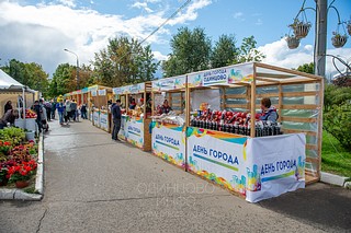 Ярмарка с сувенирами и продуктами