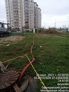 Несколько месяцев в многоэтажку «Гусарской баллады» подают воду через пожарный шланг