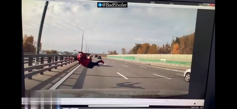 Суицид в стиле спайдермена: мужчина прыгнул на машину на Минском шоссе, Октябрь