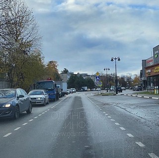 Жители посёлка Горки-10 стоят в пробке из-за кортежа чиновников