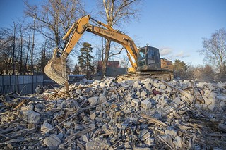 В Баковке снесли самовольно построенный многоквартирный дом