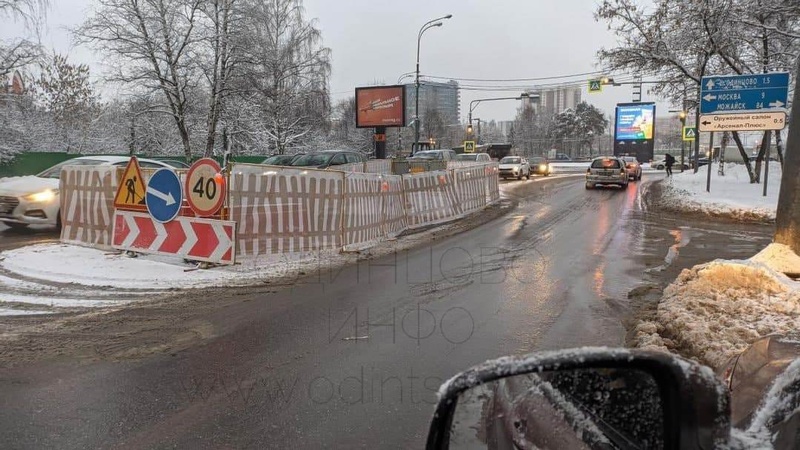 Провал дорожного покрытия образовался посередине проезжей части улицы Маршала Неделина в Одинцово, Декабрь