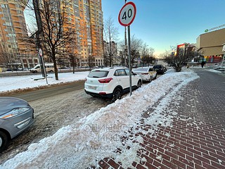 Дублёр Можайского шоссе в Одинцово завален снегом, дорожники просто сгребают с проезжей части и тротуара в снежный вал, который к апрелю становится более метра высотой