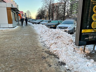 Дублёр Можайского шоссе в Одинцово завален снегом, дорожники просто сгребают с проезжей части и тротуара в снежный вал, который к апрелю становится более метра высотой