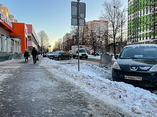 Дублёр Можайского шоссе в Одинцово завален снегом, дорожники просто сгребают с проезжей части и тротуара в снежный вал, который к апрелю становится более метра высотой