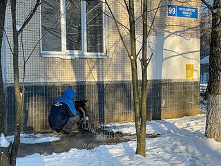 Горячая вода быстро затапливает подвал дома № 99 по Можайскому шоссе