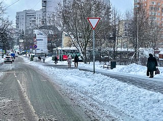 Дублёр Можайского шоссе в Одинцово завален снегом, дорожники просто сгребают с проезжей части и тротуара в снежный вал, который к апрелю становится более метра высотой