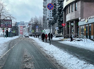 Дублёр Можайского шоссе в Одинцово завален снегом, дорожники просто сгребают с проезжей части и тротуара в снежный вал, который к апрелю становится более метра высотой