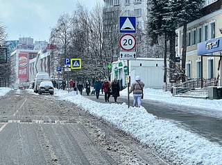 Дублёр Можайского шоссе в Одинцово завален снегом, дорожники просто сгребают с проезжей части и тротуара в снежный вал, который к апрелю становится более метра высотой